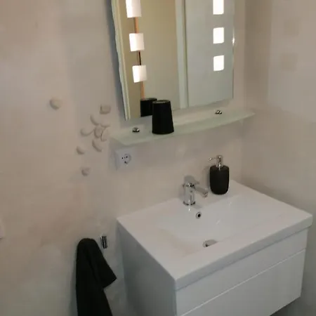 Kleines Vollklimatisiertes Naehe Stadtpark Apartment